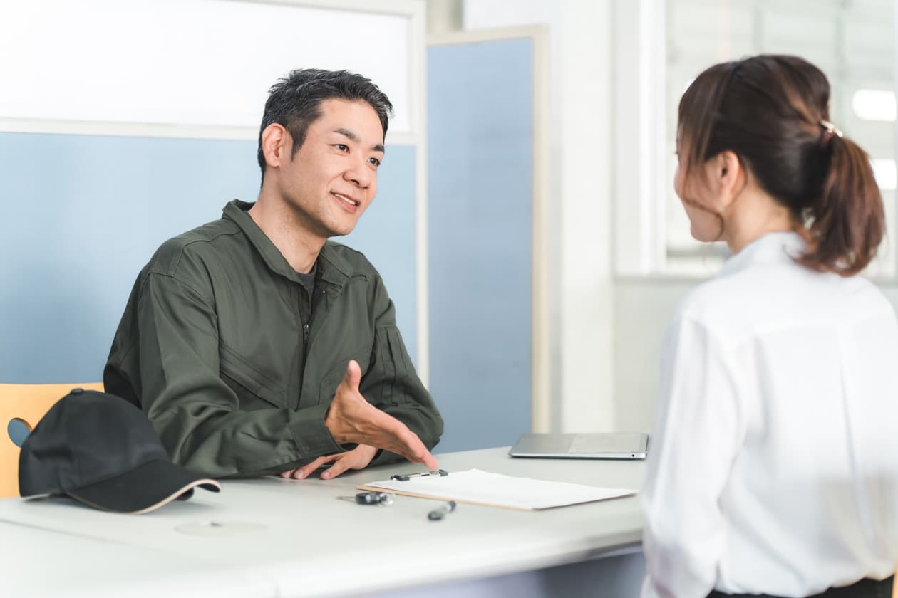 お客様に説明をしているイメージ