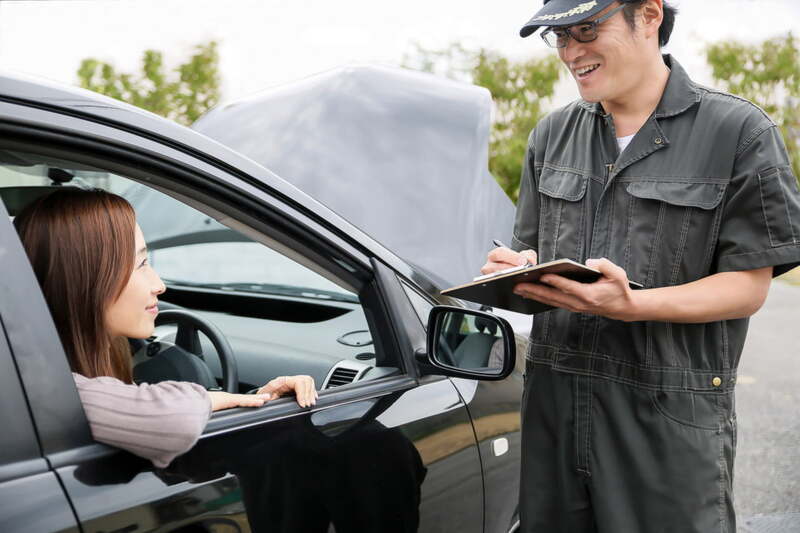 お客様と話しをしているスタッフ